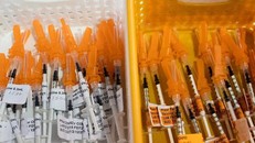 Hãng sản xuất vaccine Pfizer cho biết các nước có thu nhập thấp và thu nhập trung bình thấp sẽ trả theo giá phi lợi nhuận. - Ảnh: Reuters.