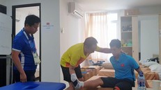 Bác sĩ Nguyễn Trọng Hiền (áo vàng) là người có thâm niên gắn bó cùng bóng đá Việt Nam. (Ảnh: VFF)