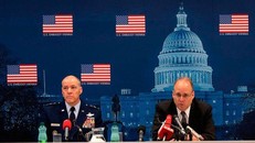 Đặc phái viên của Tổng thống Mỹ về kiểm soát vũ khí Marshall Billingslea (phải) và Trung tướng không quân Mỹ Thomas Bussiere tại cuộc họp báo sau vòng đàm phán với Nga về kiểm soát vũ khí.