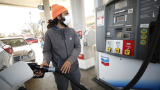 Giá xăng dầu tại Mỹ tiếp tục tăng cao