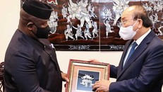 Chủ tịch nước Nguyễn Xuân Phúc tặng quà lưu niệm cho Tổng thống Sierra Leone - Julius Maada Bio tại cuộc gặp bên lề Phiên thảo luận chung cấp cao Đại hội đồng Liên Hợp Quốc khóa 76. (Ảnh: TTXVN)