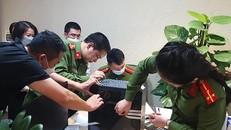 Cảnh sát khám xét trụ sở tập đoàn FLC, tối 29/3. - Ảnh: CAND