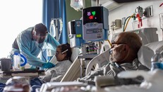 Nhân viên y tế điều trị cho bệnh nhân COVID-19 tại trung tâm y tế St. Mary tại Tarzana, California (Mỹ). - Ảnh minh họa