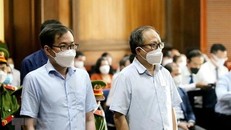 Các bị cáo Tất Thành Cang (bên phải) và Tề Trí Dũng nghe tuyên đọc bản án tại phiên tòa sơ thẩm. 