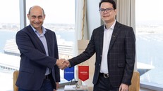 Đại diện Viettel High Techology bắt tay hợp tác cùng Ông Mr. Durga Malladi, Phó Chủ Tịch Cấp Cao và Tổng Giám Đốc bộ phận Di động và Hạ tầng, Qualcomm Technologies.