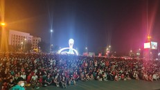 Hàng nghìn người dân tập trung tại Quảng trường Hùng Vương - Phú Thọ xem bóng đá miễn phí do dịch vụ TV360 tổ chức