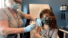 CDC Mỹ khuyến nghị tiêm mũi tăng cường vaccine COVID-19 cho trẻ từ 5-11 tuổi