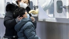 Sống chung an toàn với COVID-19: Hàn Quốc cho phép học sinh mắc bệnh đến trường thi​