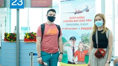 Hành khách vui vẻ trước hành trình đến với biển Phuket