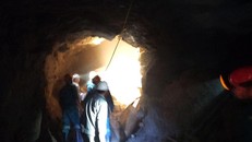 Cán bộ Trung tâm Cấp cứu mỏ - Vinacomin đến hiện trường xảy ra sạt lở, thực hiện công tác cứu hộ. - Ảnh: baobackan.com.vn