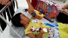 Khởi tố, bắt giam gã cha dượng đánh đập dã man con riêng của vợ