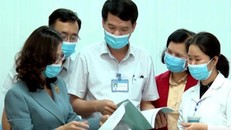 Phó Giám đốc Sở Y tế Yên Bái Nguyễn Văn Hà (giữa) khi còn phụ trách CDC Yên Bái. (Ảnh: Báo Yên Bái)