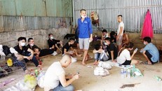 Lực lượng chức năng xác minh nhân thân của những người nhập cảnh trái phép.