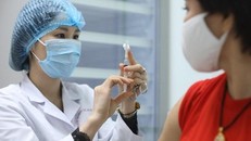 Tiêm vaccine phòng COVID-19 cho người dân. (Nguồn: TTXVN)