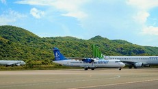 Sân bay Côn Đảo hiện chỉ có Vietnam Airlines và Bamboo Airways khai thác bằng các loại tàu bay ATR72 và Embraer E195. (Ảnh: TTXVN)