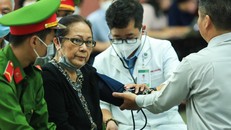 Bị cáo Dương Thị Bạch Diệp được bác sĩ thăm khám sức khỏe tại tòa ngày 5/10. - Ảnh: Thanh Niên