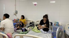 Trẻ mắc bệnh hô hấp, trong đó có cúm B phải nhập viện điều trị.