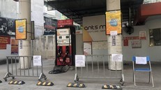 Người dân thủ đô Hà Nội khó khăn khi mua xăng, dầu