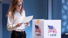 Bầu cử Mỹ: Các điểm bỏ phiếu bắt đầu đóng cửa