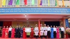 Trao Huân chương Lao động hạng Nhì cho Ban giám hiệu nhà trường.