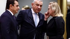 Bộ trưởng Năng lượng Hy Lạp Konstantinos Skrekas, Bộ trưởng Công thương CH Séc Jozef Sikela và Bộ trưởng Khí hậu và Môi trường Ba Lan Anna Moskwa trao đổi trước cuộc họp các bộ trưởng năng lượng EU ở Brussels, Bỉ ngày 24/11/2022. (Ảnh: AFP)