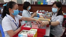 Bộ Y tế yêu cầu trong dịp Tết Dương lịch 2023 và Tết Nguyên đán Quỹ Mão tuyệt đối không để xảy ra tình trạng khan hiếm, thiếu thuốc. - Ảnh: TTXVN