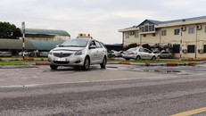 Học viên thi sát hạch lái xe trong sa hình tại một cơ sở đào tạo, sát hạch lái xe của Hà Nội.