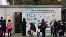 Người dân xếp hàng tại một trạm tiêm vaccine ở Hong Kong.