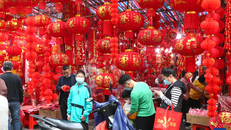Người dân chọn đồ trang trí cho Lễ hội mùa xuân sắp tới tại một hội chợ dọc theo đường Thượng Hải của thành phố Nam Ninh, Khu tự trị dân tộc Choang Quảng Tây, phía Nam Trung Quốc. Ảnh: Tân Hoa xã