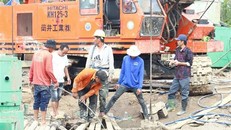 Lực lượng chức năng vẫn nỗ lực đưa thi thể em Thái Lý Hạo Nam ra khỏi cọc bêtông.