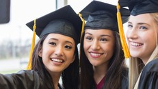 Anh cân nhắc dỡ bỏ giới hạn giờ làm việc đối với sinh viên nước ngoài