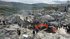 Lực lượng cứu hộ và tình nguyện viên tìm kiếm các nạn nhân và người sống sót mắc kẹt trong đống đổ nát sau động đất mạnh ở làng Besnia, gần thị trấn Harim, tỉnh Idlib (Syria), giáp giới Thổ Nhĩ Kỳ. (Ảnh: AFP)