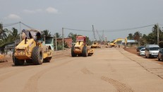 Các đơn vị đang triển khai thi công đường dẫn lên cầu Rạch Miễu 2.