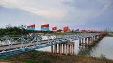 Do tình trạng xuống cấp trên cầu Hiền Lương lịch sử, Sở Giao thông vận tải tỉnh Quảng Trị đề nghị hạn chế người qua lại và sớm sửa chữa.