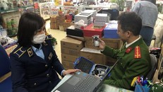 Lực lượng chức năng đang kiểm tra thiết bị đo nồng độ cồn tại cửa hàng kinh doanh thiết bị y tế trên phố Phương Mai.