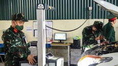 Kiểm định viên quân sự chi viện đăng kiểm đã bắt tay vào ‘khám xe’