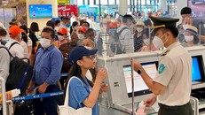 Nhân viên An ninh hàng không kiểm tra giấy tờ hành khách đi máy bay trước khi vào điểm soi chiếu an ninh.