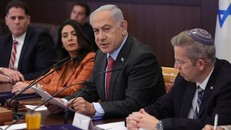 Thủ tướng Israel Benjamin Netanyahu (giữa) phát biểu tại cuộc họp nội các ở Jerusalem ngày 19/3/2023. 