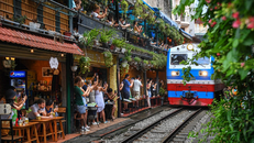 Hà Nội: Yêu cầu không tổ chức tour đến phố cà phê đường tàu