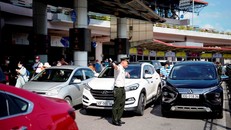 Lực lượng an ninh sân đỗ ôtô tăng cường điều tiết phương tiện ra, vào Cảng hàng không quốc tế Nội Bài.