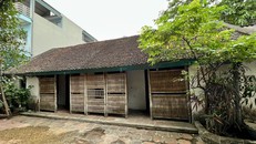 Ngôi nhà cổ theo kiến trúc nhà kẻ truyền với cánh dại tre trước hiên của ông Nguyễn Văn Bình.