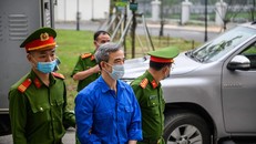 Bị cáo Nguyễn Quang Tuấn được đưa tới phiên xét xử.