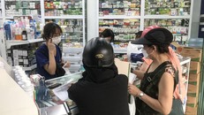 Kit test, thuốc cảm cúm 'nóng' trở lại do biến thể mới của COVID-19