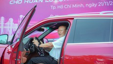 Vinfast tặng xe Lux SA 2.0 bản cao cấp cho huấn luyện viên Park Hang-Seo 