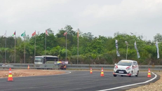 Đi đua xe nhưng gặp phải xe tay lái nghịch, đội Việt Nam vẫn xuất sắc vào top 10