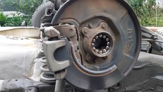 Honda Civic đang đi đột nhiên lật ngửa vì gãy trục sau