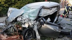 Ô tô lao vào vòng xuyến, bay thẳng lên trời