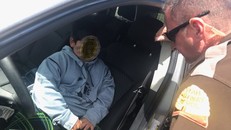 Đứa trẻ 5 tuổi tự lái xe đi mua siêu xe