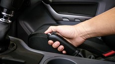 Sử dụng phanh tay ô tô: Những sai lầm thường gặp