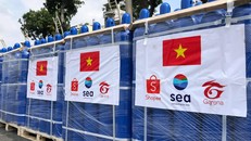 Trao tặng trang thiết bị y tế thiết yếu đồng hành cùng tuyến đầu chống dịch Covid-19